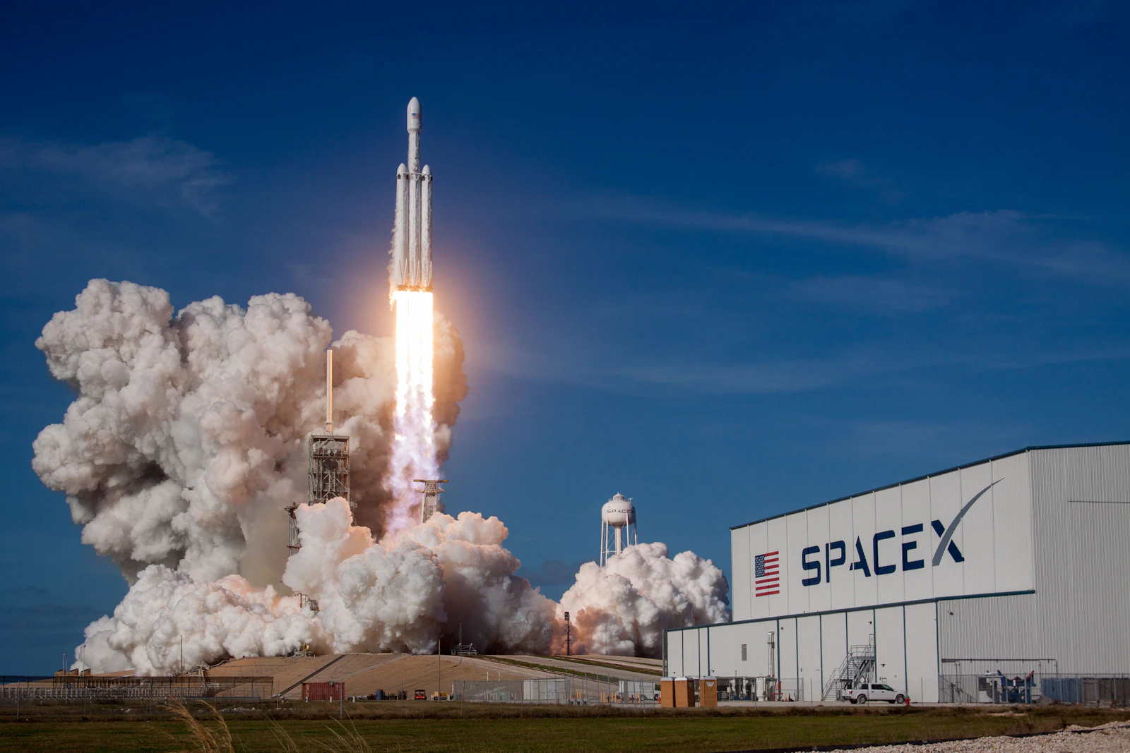 Falcon Heavy twin boosters landing simultaneously
